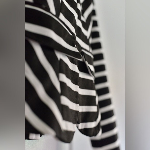 Black & White Striped Blazer - Picture 4 of 5